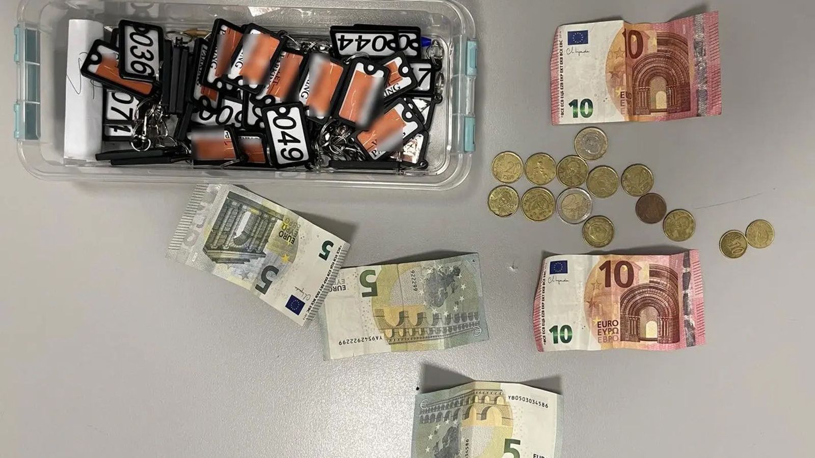 Χειροπέδες σε 2 παρκαδόρους που πάρκαραν με αμοιβή ΙΧ σε δημόσιους χώρους 